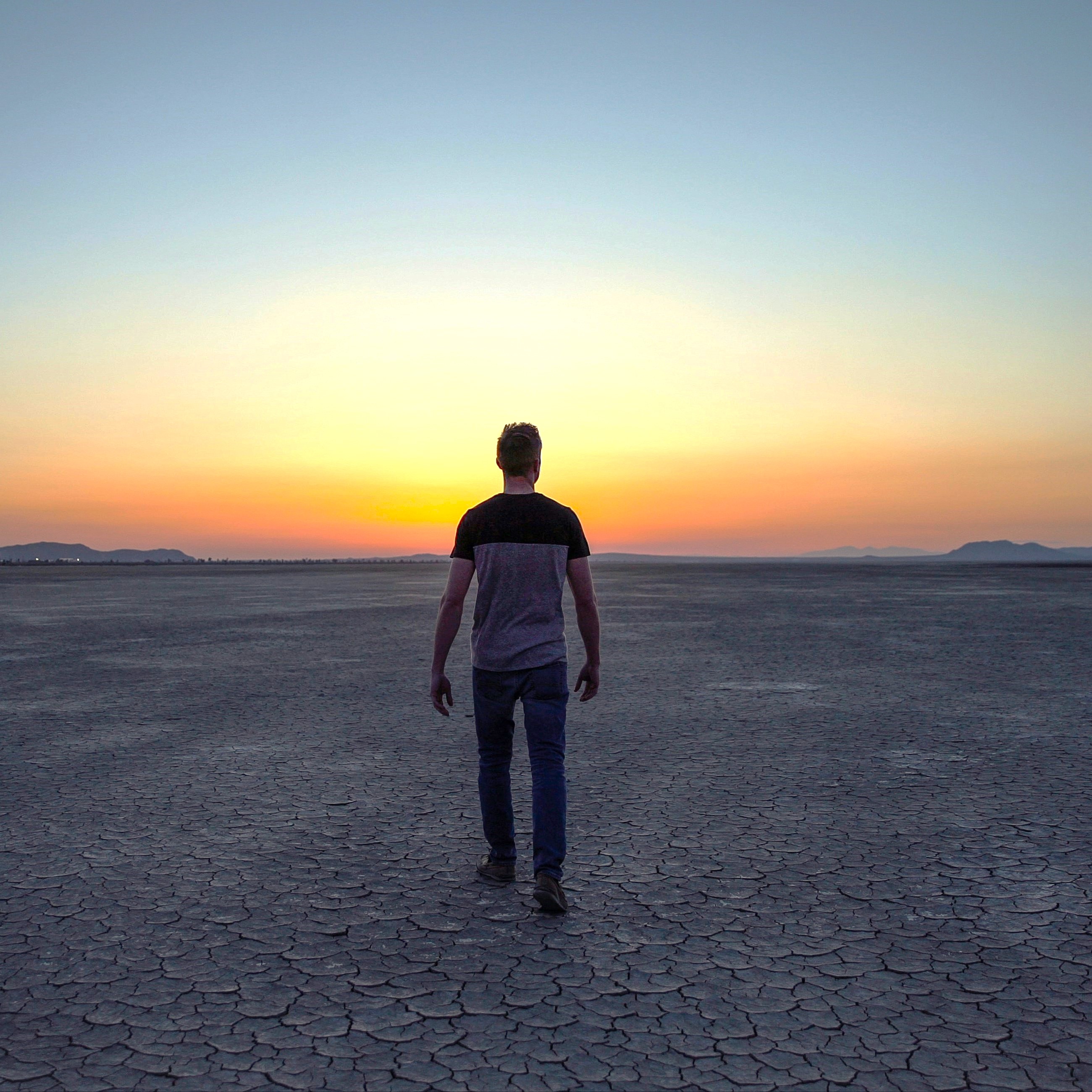 uomo che cammina con orizzonte